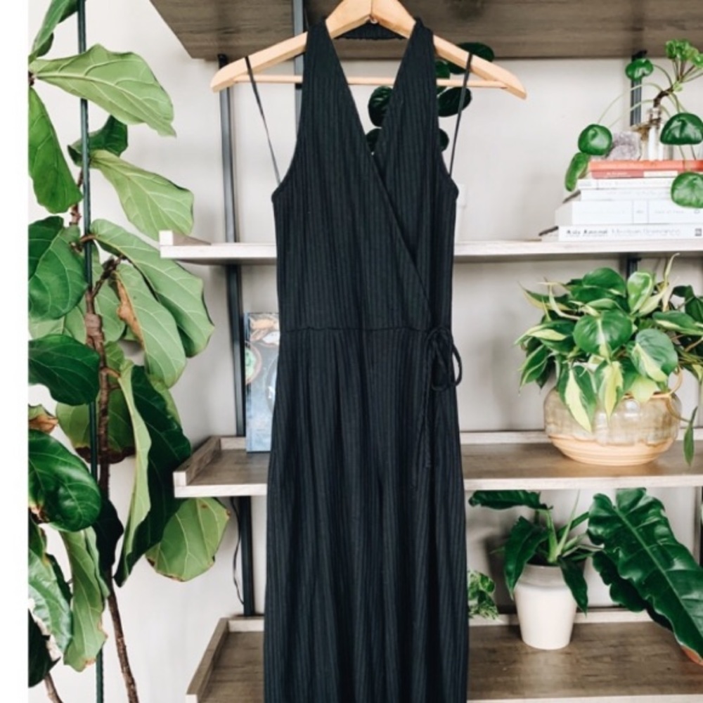 Black halter Capri jumpsuit - Medium